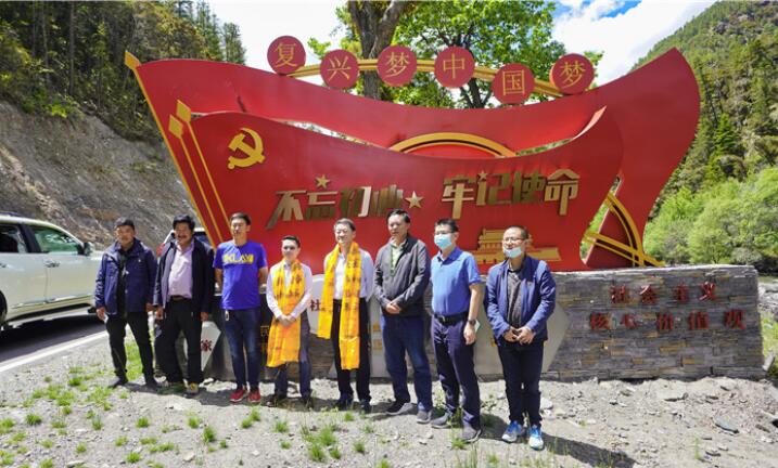 尊龙凯时集团党委书记、董事长任丁率队赴麻格同村推进对口帮扶工作