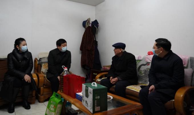 省国资委党委委员、副主任任兴文春节前夕带队走访慰问尊龙凯时集团老党员