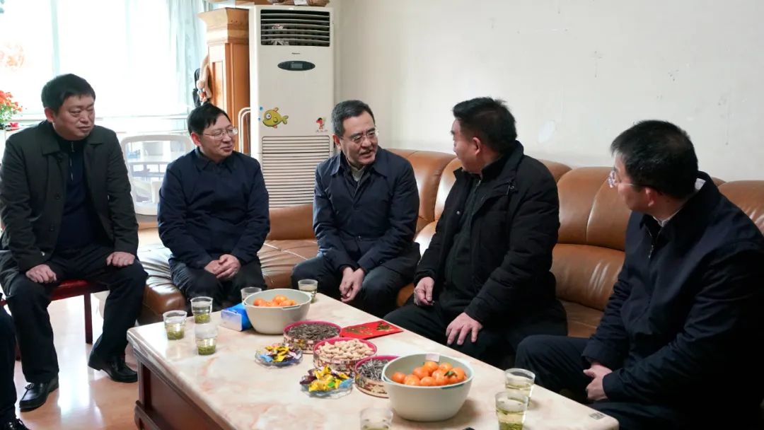 省国资委党委书记、主任冯文生等领导走访慰问省尊龙凯时集团老党员、老干部