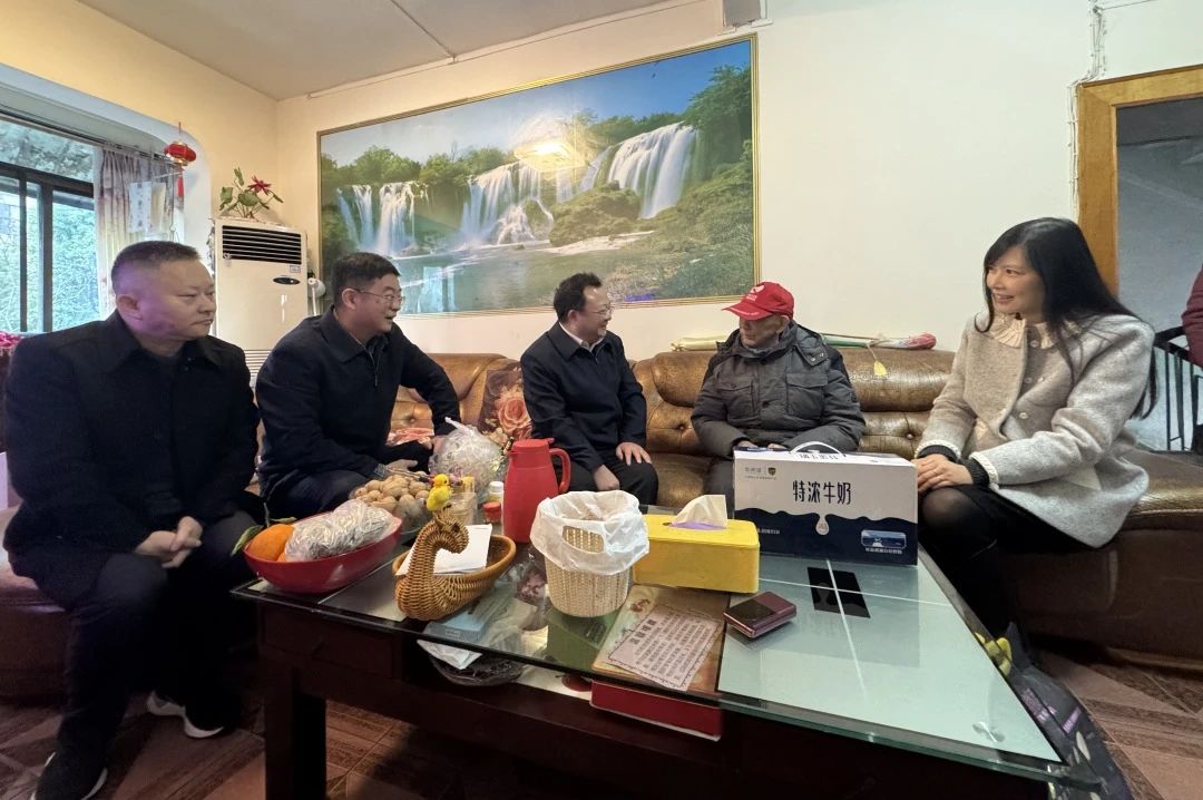 省国资委党委委员、副主任何政走访慰问省尊龙凯时集团老党员、老干部