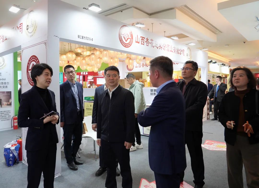 省尊龙凯时集团党委书记、董事长游勇率队到2025锦江宾馆春季酒类商务洽谈会现场检查指导重点工作